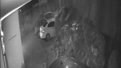 İstanbul’da şiddetli yağış sonrası istinat duvarı çöktü! Otoparktaki araçlar enkaz altında kaldı