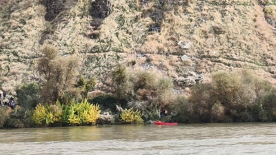 Baraj kapakları aniden açıldı! 4 kişilik aile nehir ortasında birbirlerine sarılarak hayatta kaldı!