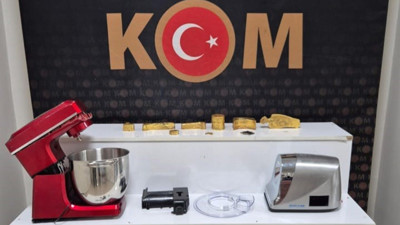 Polis taksiyi durdurdu, valizleri açınca şoke oldu! Yolcu, 21 kilo altını kıyma makinesine gizlemiş!