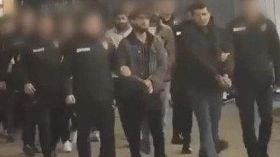 Bursa'da iş yerine düzensiz göçmen baskını: 17 kişi yakalandı, 2 iş yeri sahibi gözaltında!