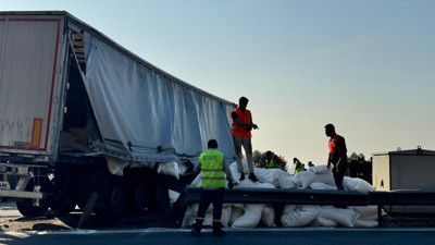 Kocaeli'de otoyol kilit! Tır bariyerleri aşıp karşı şeride daldı, Ankara yönü kapandı!