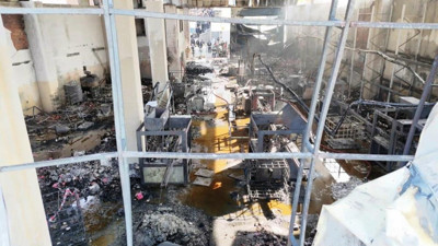 Faciadan geriye sadece kül ve metal yığınları kaldı! 6 ki̇şi̇ye mezar olan parfüm tesi̇si̇ görüntülendi̇