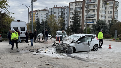 Eskişehir'de feci kaza: Kamyonla çarpışan otomobilin sürücüsü kurtarılamadı