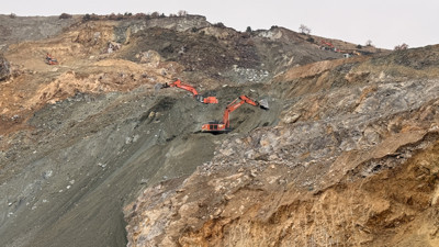 Acılı bekleyiş sürüyor: Maden ocağındaki göçükte kayıp şantiye müdürü aranıyor