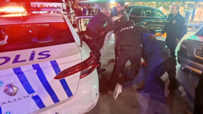 Alkollü şahıslardan polise direniş! ‘Gözüm görmüyor’ diyen şahıs güçlükle gözaltına alındı