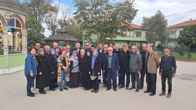 53 yıl sonra büyük buluşma! Eski öğrenciler öğretmenlerini sosyal medyada bulup Türk bayrağıyla karşıladı