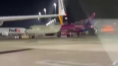 Almanya’da film sahnesi gibi olay! Uçağı kaçıran iki yolcu acil çıkışın camını kırıp piste daldı