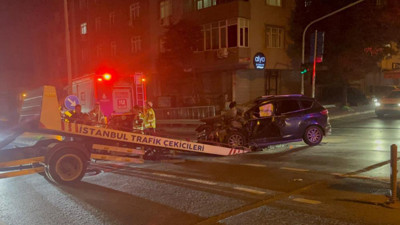 Bayrampaşa'da korkunç kaza: Otobüs ile otomobil kafa kafaya çarpıştı, yaralılar var