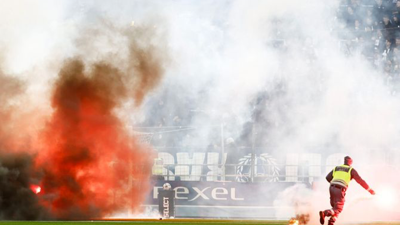 Akılalmaz olay... Küme düşen ekibin taraftarları sahayı yaktı