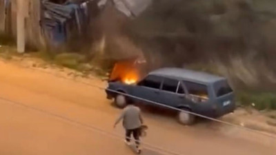 Bolu'da seyir halindeki otomobil alev aldı: Sürücü alevleri kovayla söndürdü