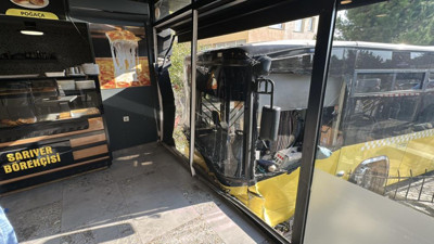 Üsküdar'da kontrolden çıkan İETT otobüsü börekçiye girdi: Yaralılar var!