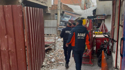 Diyarbakır'da dehşet anları! Ağır hasarlı bina işçinin üzerine çöktü