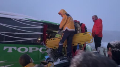 Tokat'ta feci kaza: Otobüs demir yüklü tıra çarptı, yaralılar var