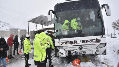 Bitlis'te feci kaza: Otobüs polis noktasına böyle daldı!