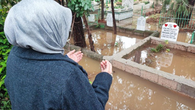 Adana'da sağanak yağış mezarlığı sular altında bıraktı: Ayaklarına poşet geçirip girebildiler!