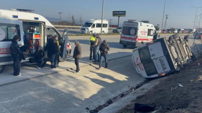 Çanakkale yolunda can pazarı! Öğrenci dolu minibüs ile otomobil çarpıştı