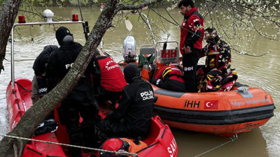 Sakarya Nehri'nde balık tutarken akıntıya kapılan çocuğu arama çalışmaları sürüyor