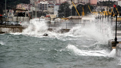 İstanbul'a fırtına uyarısı! Valilik saat vererek uyardı: 75 km hıza ulaşacak