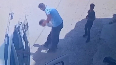 Sokak ortasında dehşet: Öfkeli baba 12 yaşındaki çocukları evire çevire dövdü!
