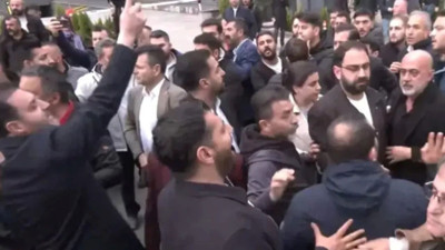Son Dakika: CHP Genel Merkezi önünde tekmeli yumruklu kavga! Tahliye başladı