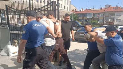Okul kapısında skandal! Kimlik soran bekçiye saldırdılar