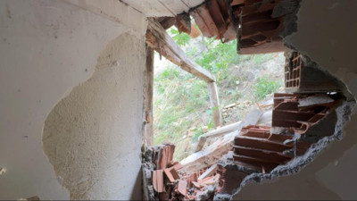 Karabük’te heyelan faciası: Yamaçtan kopan kayalar eve isabet etti