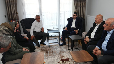 Bakan Kurum'dan Adıyaman'da depremzede Yusuf ve dedesine ziyaret: "İyi ki dedesi var, iyi ki devleti var"