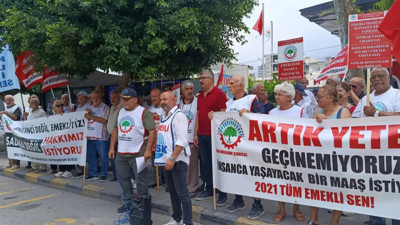Hatay’da emekliler insanca yaşam talebiyle basın açıklaması yaptı