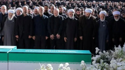 Hamaney’in cenazesinde insan seli: Kum kentindeki veda törenine yüz binlerce kişi katıldı