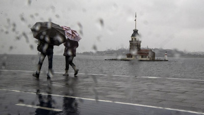 AKOM saat verip uyardı! İstanbul'a Pazartesi gecesi fırtına ve sağanak yağmur geliyor