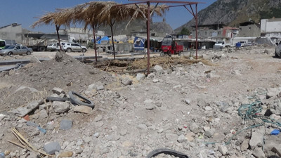 Antakya Halk Pazarı’nda kriz: Kaldırım çalışmaları kapsamında tezgâhların kaldırılması isteniyor