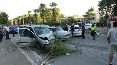 Antalya'da feci kaza! Refüjü aşan otomobil ortalığı savaş alanına çevirdi!