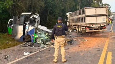 Feci kaza: Minibüs kamyonla kafa kafaya çarpıştı, 23 ölü