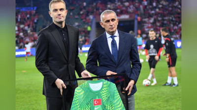 Mert Günok'a milli takımdan veda hediyesi: TFF Başkanı forma takdim etti