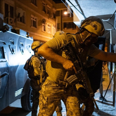 27 ilde eş zamanlı baskın, aralarında aktif kamu çalışanları da var