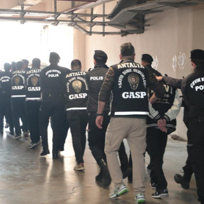 Sahte profille tuzağa düşürüp 10 kat hesap ödettiler!