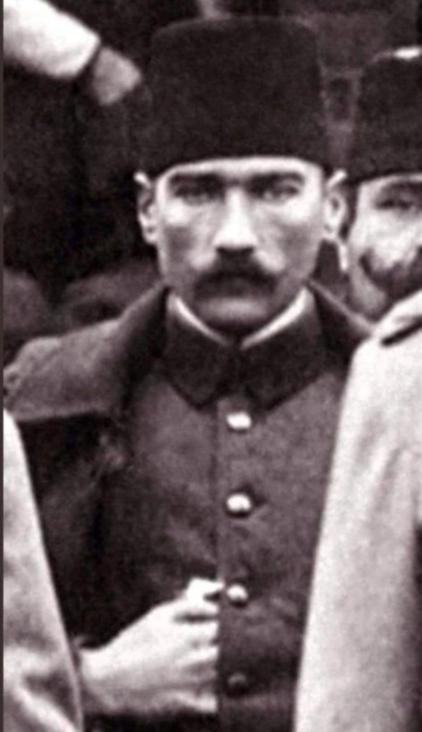 Atatürk neden sağ elini göğsüne koyardı? İşte bilinmeyen anlamı - Resim: 11