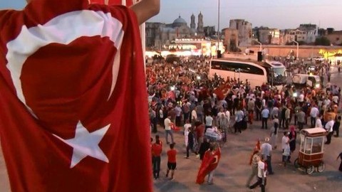 Eline bayrağını alan onbinlerce yurttaş İstanbul'da meydanlara çıktı