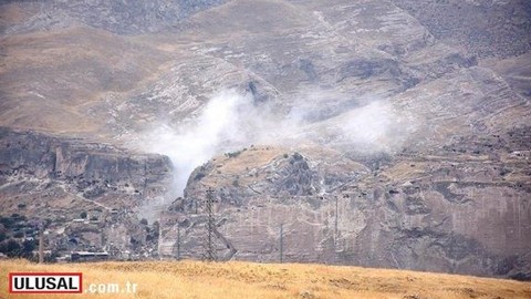 Hasankeyf'teki çalışmalar uzman dağcılar tarafından hidrolik kriko yöntemiyle yapılıyor