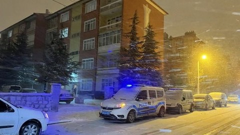 Evinde bıçaklanarak öldürülmüş halde bulundu