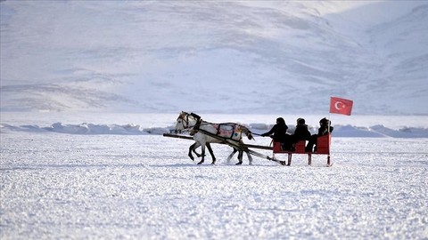 Çıldır Gölü'nde kızak sezonu uzadı