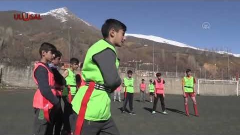 Hakkari'de öğrenciler ragbiyi sevdi