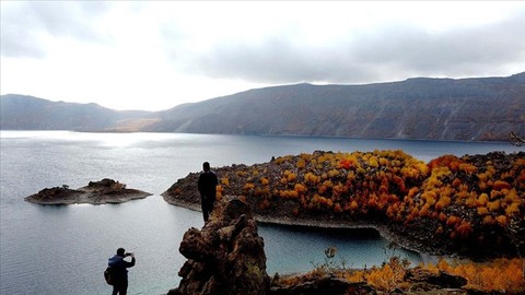 Nemrut Krater Gölü hazan renkleriyle kuçaklaştı