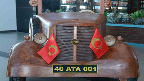 Atatürk'ün bindiği otomobili ahşaptan yaptı