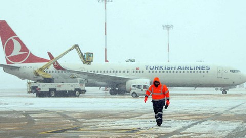 THY İstanbul Havalimanı'nda yüzlerce seferini iptal etti