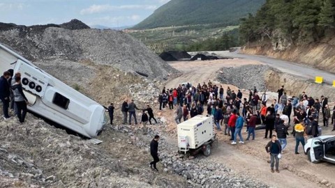 Manisa'da madencileri taşıyan servis devrildi