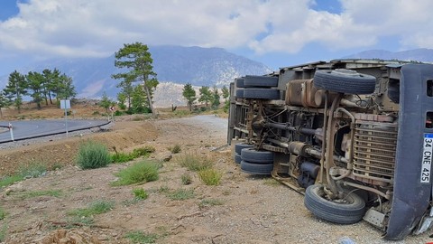 Antalya-Konya karayolunda kaza! Kamyon şarampole devrildi