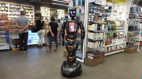 Türkiye’nin ilk yapay zekalı eczane teknisyeni robotu