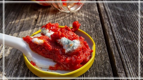3 Yıldır Uğramadığı Köy Evindeki Salçasını Görünce Şoke Oldu! Tek Bir Malzeme Bunu Nasıl Yaptı?