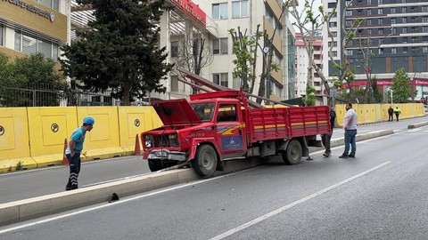 Freni patlayan kamyonet 2 araca çarptı